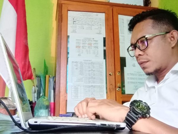 Simulasi E-Learning Kepada Seluruh Guru Mata Pelajaran pada MTsN 2 Halmahera Selatan oleh Wakamad Kurikulum